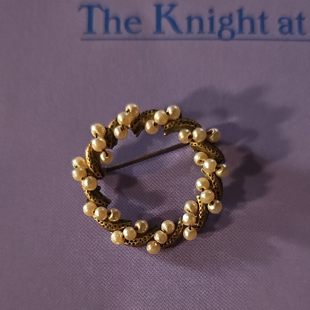 VINTAGE Faux Pearl Gold Tone Brooch Pin 1940s Women Jewelry Wreath Circle MCM